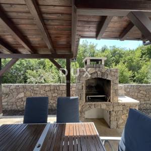 OTOK KRK, PUNAT - ekskluzivna novogradnja s tri rezidencijalne jedinice i privatnim bazenima