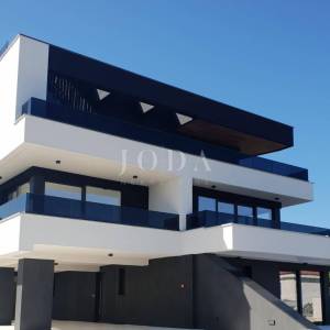 Otok Krk stan u novogradnji sa bazenom konobom i okućnicom