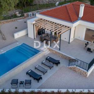 OTOK PAG, LUN  - Luksuzna villa s uhodanim poslom