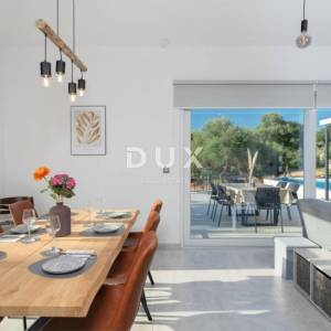 OTOK PAG, LUN  - Luksuzna villa s uhodanim poslom