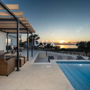 OTOK PAG, LUN  - Luksuzna villa s uhodanim poslom