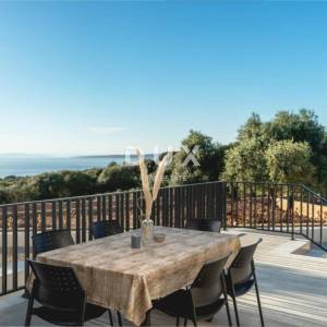 OTOK PAG, LUN  - Luksuzna villa s uhodanim poslom