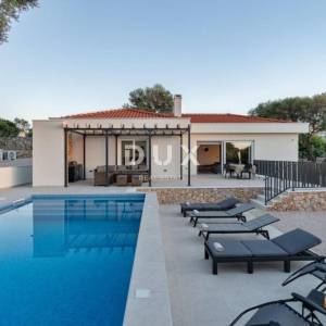 OTOK PAG, LUN  - Luksuzna villa s uhodanim poslom