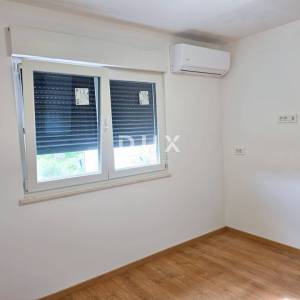 OTOK RAB, BANJOL - Dvoetažni stan s galerijom blizu mora
