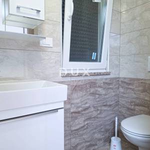 OTOK RAB, BANJOL - Dvoetažni stan s galerijom blizu mora