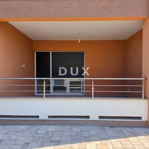 OTOK RAB, BANJOL - PRILIKA! Stan u prizemlju, 1S+DB + PARKING + 250m od mora