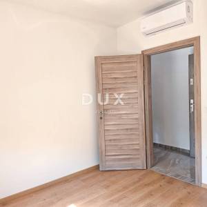 OTOK RAB, BANJOL - PRILIKA! Stan u prizemlju, 1S+DB + PARKING + 250m od mora