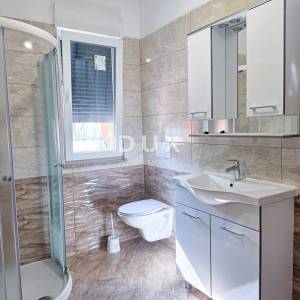 OTOK RAB, BANJOL - PRILIKA! Stan u prizemlju, 1S+DB + PARKING + 250m od mora