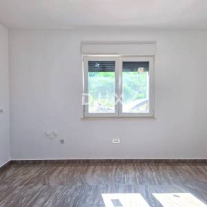 OTOK RAB, BANJOL - PRILIKA! Stan u prizemlju, 1S+DB + PARKING + 250m od mora