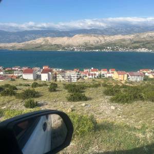 PAG - Apartman u prizemlju novogradnje s pogledom