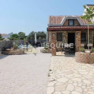 PAG - KOŠLJUN - Dvosobni dvoetažni stan s bazenom - 99m2