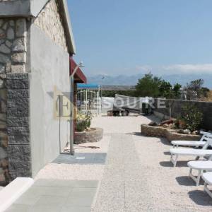 PAG - KOŠLJUN - Dvosobni dvoetažni stan s bazenom - 99m2