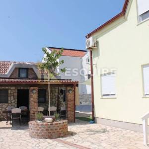 PAG - KOŠLJUN - Dvosobni dvoetažni stan s bazenom - 99m2