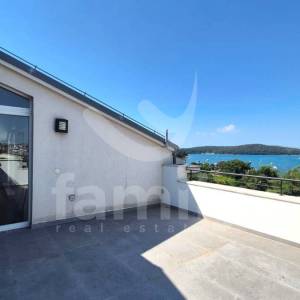 PENTHOUSE UZ MORE S BAZENOM I PANORAMSKIM POGLEDOM