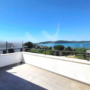 PENTHOUSE UZ MORE S BAZENOM I PANORAMSKIM POGLEDOM