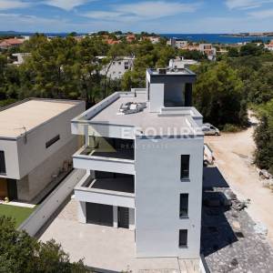 PETRČANE - PUNTA RADMAN Lluksuzni penthouse s krovnom terasom s panoramskim pogledom na more!!!