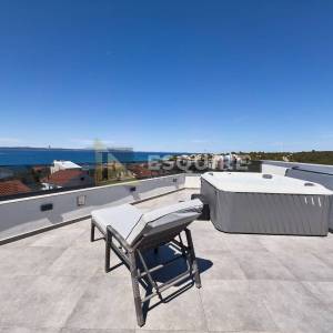 PETRČANE - PUNTA SKALA Luksuzni penthouse s krovnom terasom nadomak mora!!