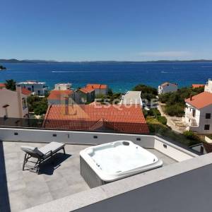 PETRČANE - PUNTA SKALA Luksuzni penthouse s krovnom terasom nadomak mora!!