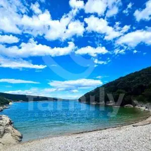 POLJOPRIVREDNO ZEMLJIŠTE SA OBJEKTOM U OAZI MIRA I BLIZINI MORA