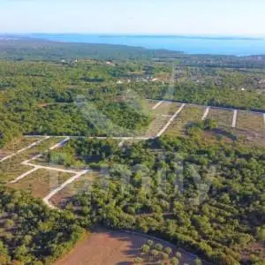 POLJOPRIVREDNO ZEMLJIŠTE NA ODLIČNOJ LOKACIJI