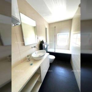 Poreč – Prostrani penthouse s velikom terasom i  pogledom na more