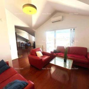 Poreč – Prostrani penthouse s velikom terasom i  pogledom na more