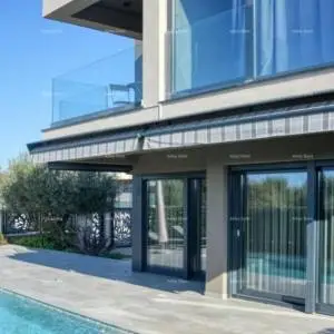 POREČ - ŠPADIĆI. MODERNA LUKSUZNA VILA S BAZENOM 500 m DO MORA