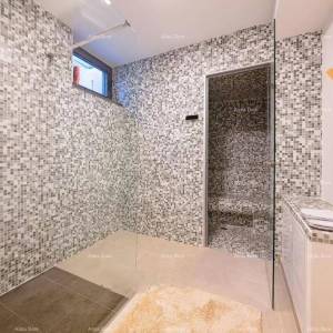 POREČ - ŠPADIĆI. MODERNA LUKSUZNA VILA S BAZENOM 500 m DO MORA
