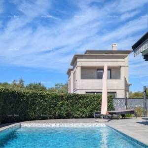 POREČ - ŠPADIĆI. MODERNA LUKSUZNA VILA S BAZENOM 500 m DO MORA