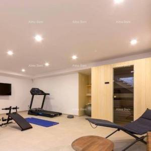 POREČ - ŠPADIĆI. MODERNA LUKSUZNA VILA S BAZENOM 500 m DO MORA