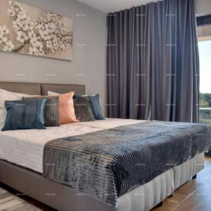 POREČ - ŠPADIĆI. MODERNA LUKSUZNA VILA S BAZENOM 500 m DO MORA