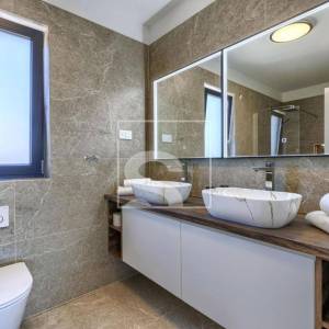 Poreč, vila s 3 spavaće, bazenom, wellnessom 1,5 km do mora