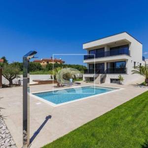 Poreč, vila s 3 spavaće, bazenom, wellnessom 1,5 km do mora