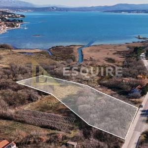 POSEDARJE - Građevinsko zemljište 3700m2 + livada - ukupno 6500m2