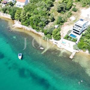 Posedarje, vila prvi red do mora 