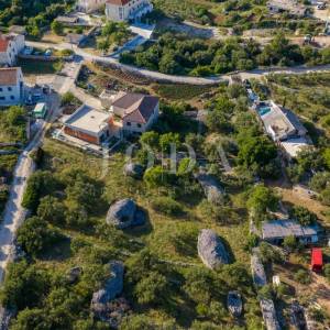 Povlja, Brač – Zemljište s dozvolom za 4 stana