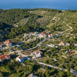 Povlja, Brač – Zemljište s dozvolom za 4 stana