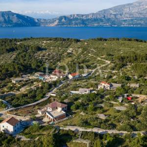 Povlja, Brač – Zemljište s dozvolom za 4 stana