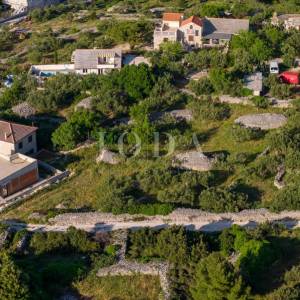 Povlja, Brač – Zemljište s dozvolom za 4 stana