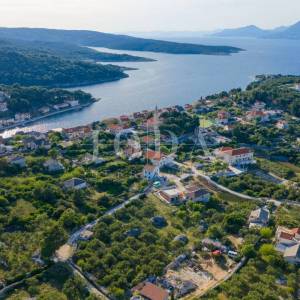 Povlja, Brač – Zemljište s dozvolom za 4 stana