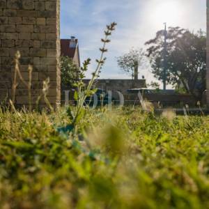 Povlja, Brač – Zemljište s dozvolom za 4 stana