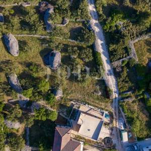 Povlja, Brač – Zemljište s dozvolom za 4 stana