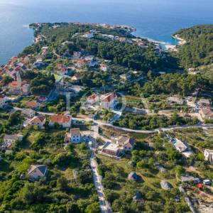Povlja, Brač – Zemljište s dozvolom za 4 stana