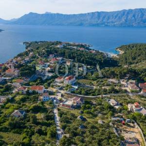 Povlja, Brač – Zemljište s dozvolom za 4 stana