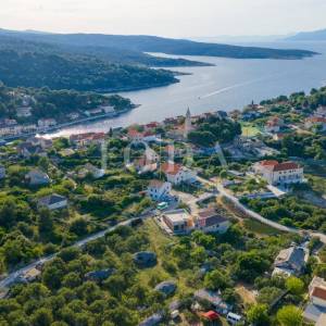 Povlja, Brač – Zemljište s dozvolom za 4 stana