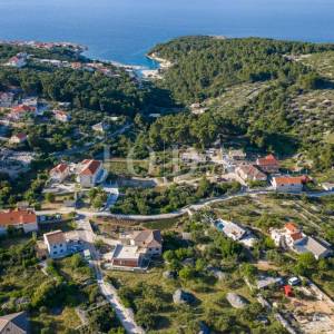 Povlja, Brač – Zemljište s dozvolom za 4 stana