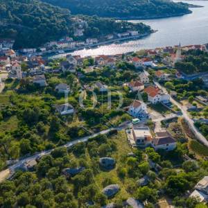 Povlja, Brač – Zemljište s dozvolom za 4 stana
