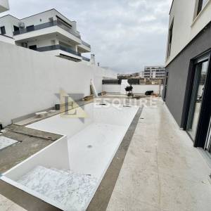POVLJANA  - NAMJEŠTENA DUPLEX KUĆA S GRIJANIM BAZENOM!!
