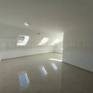 Požega, novouređen četverosoban stan 83 m², blizina centra