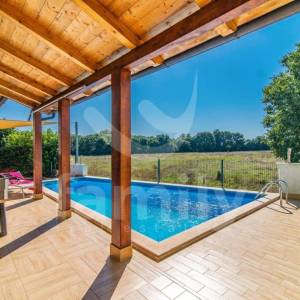 PREKRASNA VILA S BAZENOM I OTVORENIM POGLEDOM NA PRIRODU